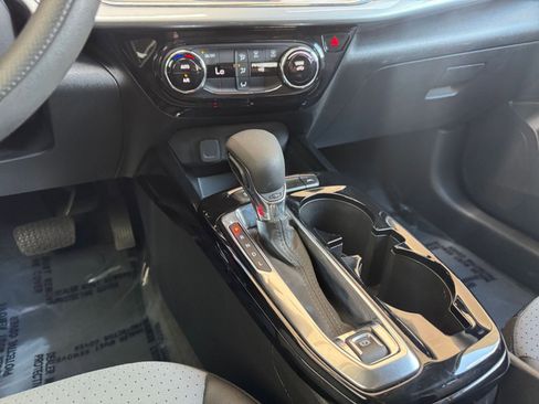 Used 2025 Chevrolet Trax LT image 41