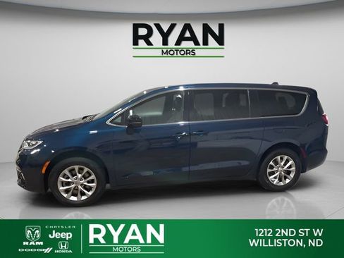 Used 2025 Chrysler Pacifica Select AWD/4WD image 6