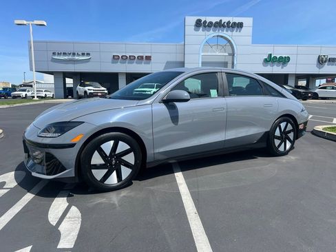 Used 2024 Hyundai Ioniq 6 SE RWD image 2