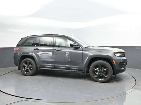 Used 2025 Jeep Grand Cherokee Altitude AWD/4WD image 4