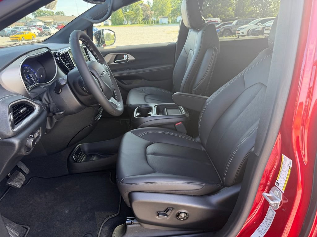 New 2027 Chrysler Pacifica Select FWD image 4