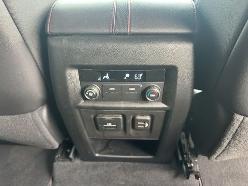 Used 2023 Chevrolet Traverse RS FWD image 32