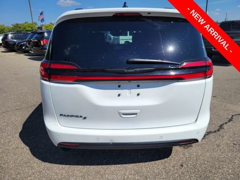 Used 2024 Chrysler Pacifica Touring-L w/ S Appearance Package FWD image 4