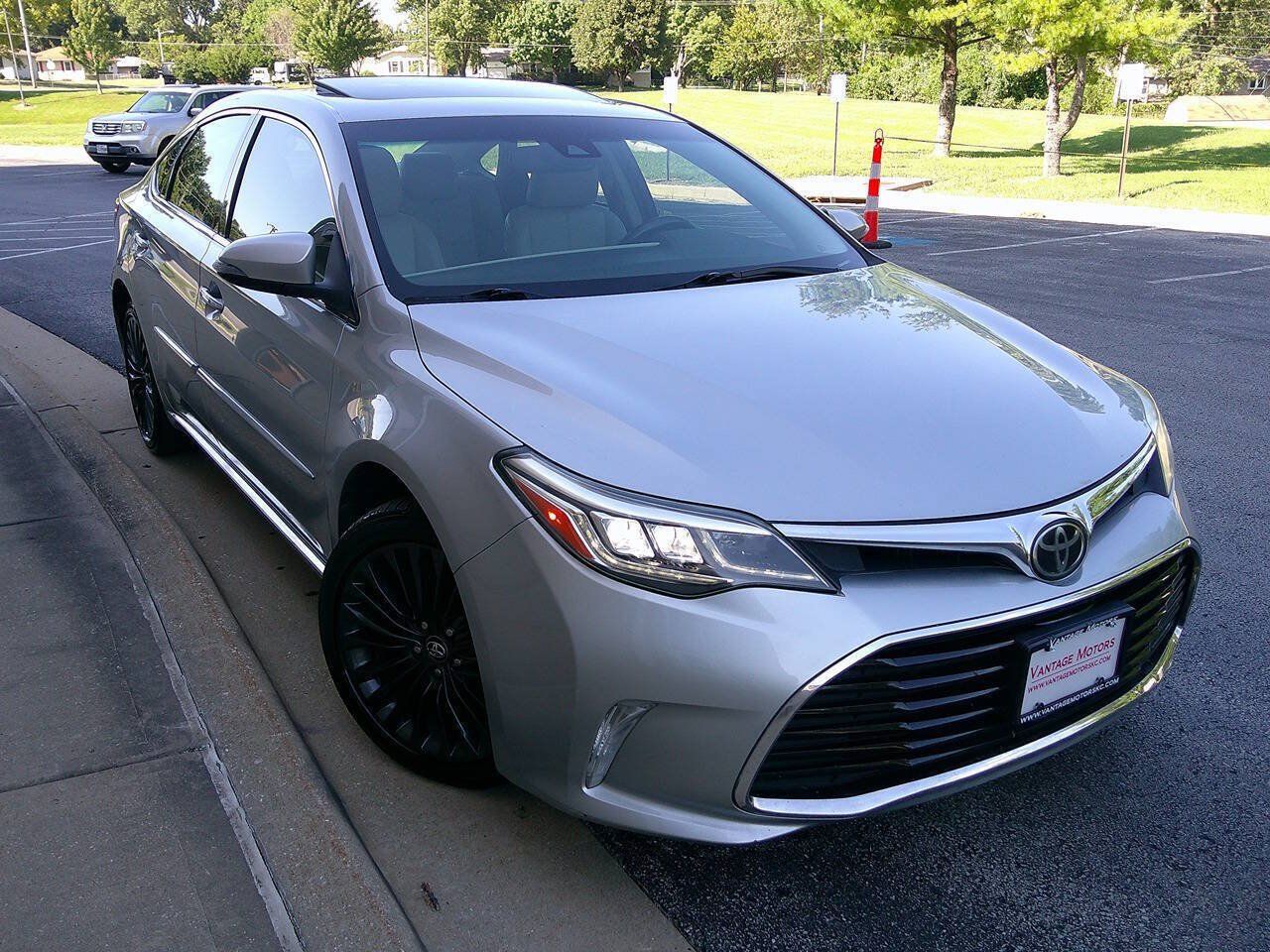 Used 2018 Toyota Avalon Touring w/ Protection Package FWD image 3