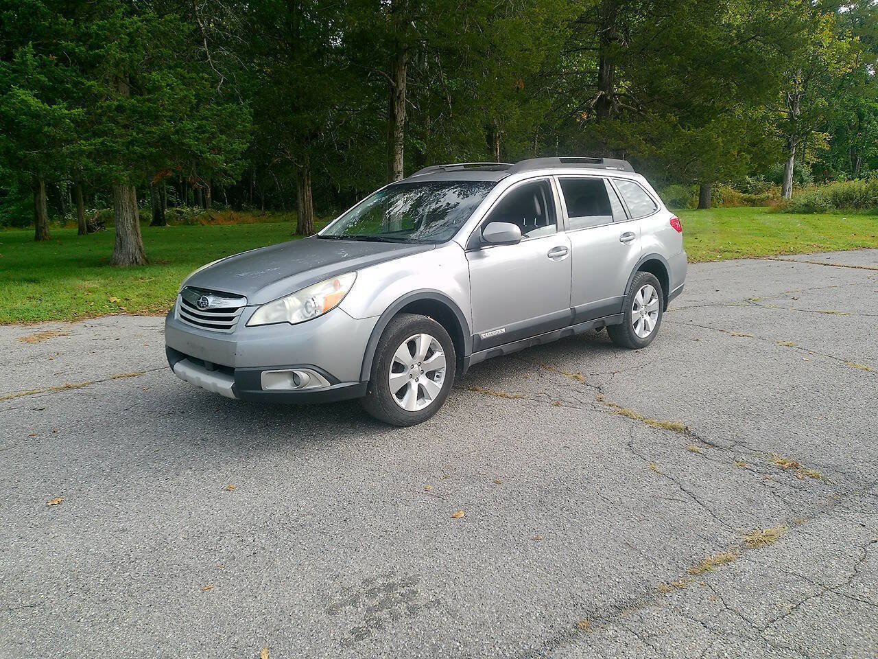 Used 2011 Subaru Outback 3.6R Limited w/ PWR Moonroof Pkg AWD/4WD image 2