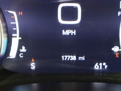 Used 2024 Chrysler Pacifica Touring-L image 39