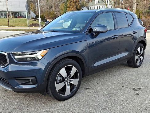 Used 2021 Volvo XC40 T5 Momentum w/ Premium Package image 4
