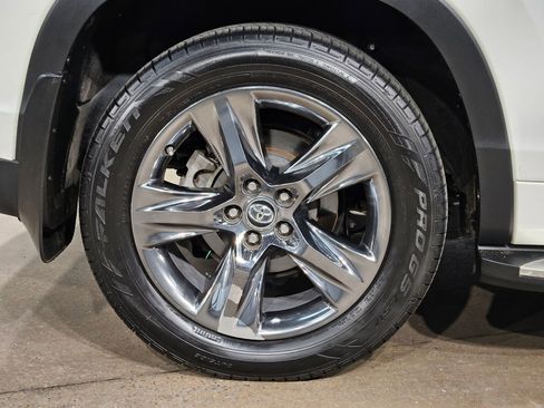 Used 2017 Toyota Highlander Limited Platinum image 17