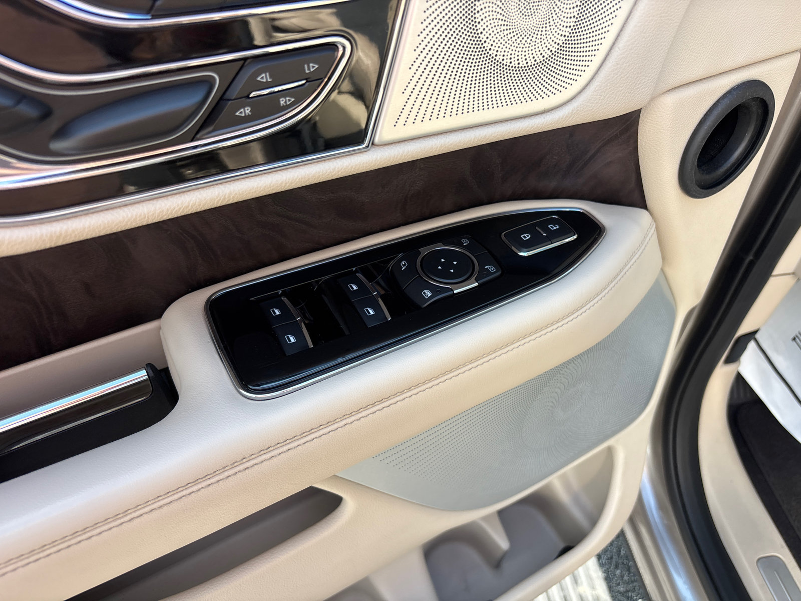 Used 2019 Lincoln Navigator Reserve AWD/4WD image 13