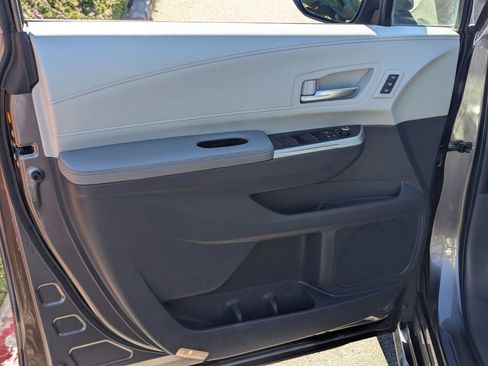 Used 2024 Toyota Sienna Limited image 11