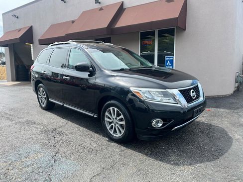 Used 2016 Nissan Pathfinder SV image 3