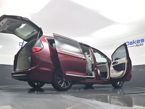 Used 2018 Chrysler Pacifica Limited FWD image 61