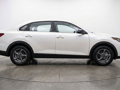Used 2025 Kia K4 LXS image 11