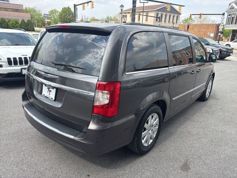 Used 2015 Chrysler Town & Country Touring FWD image 5