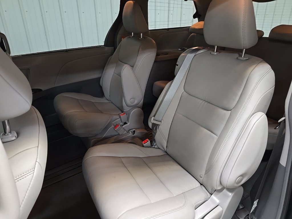 Used 2019 Toyota Sienna XLE w/ XLE Navigation Package FWD image 31