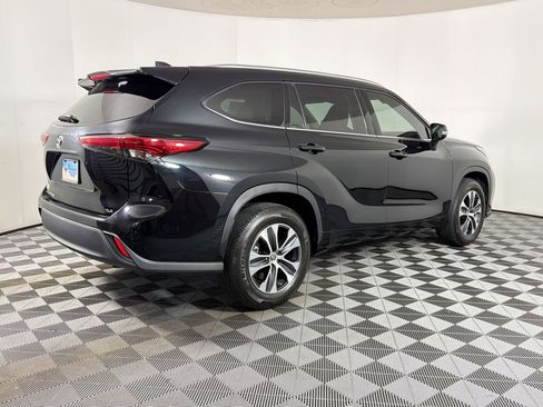 Used 2021 Toyota Highlander XLE FWD image 6