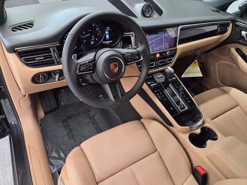 Certified 2026 Porsche Macan AWD/4WD image 4
