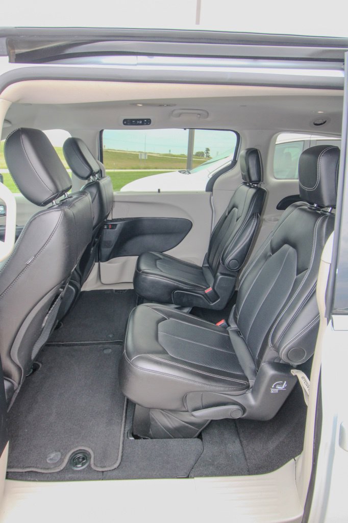 Used 2024 Chrysler Pacifica Touring-L FWD image 8