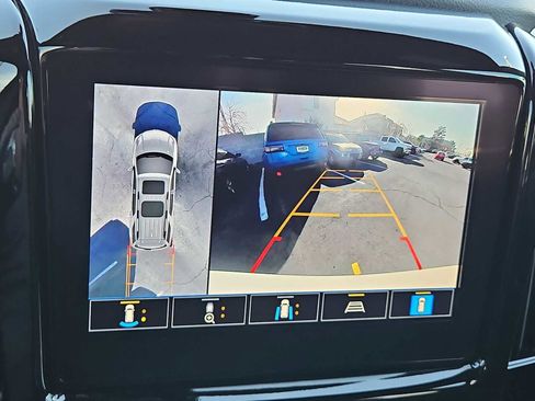 Used 2023 Chevrolet Traverse LT image 29