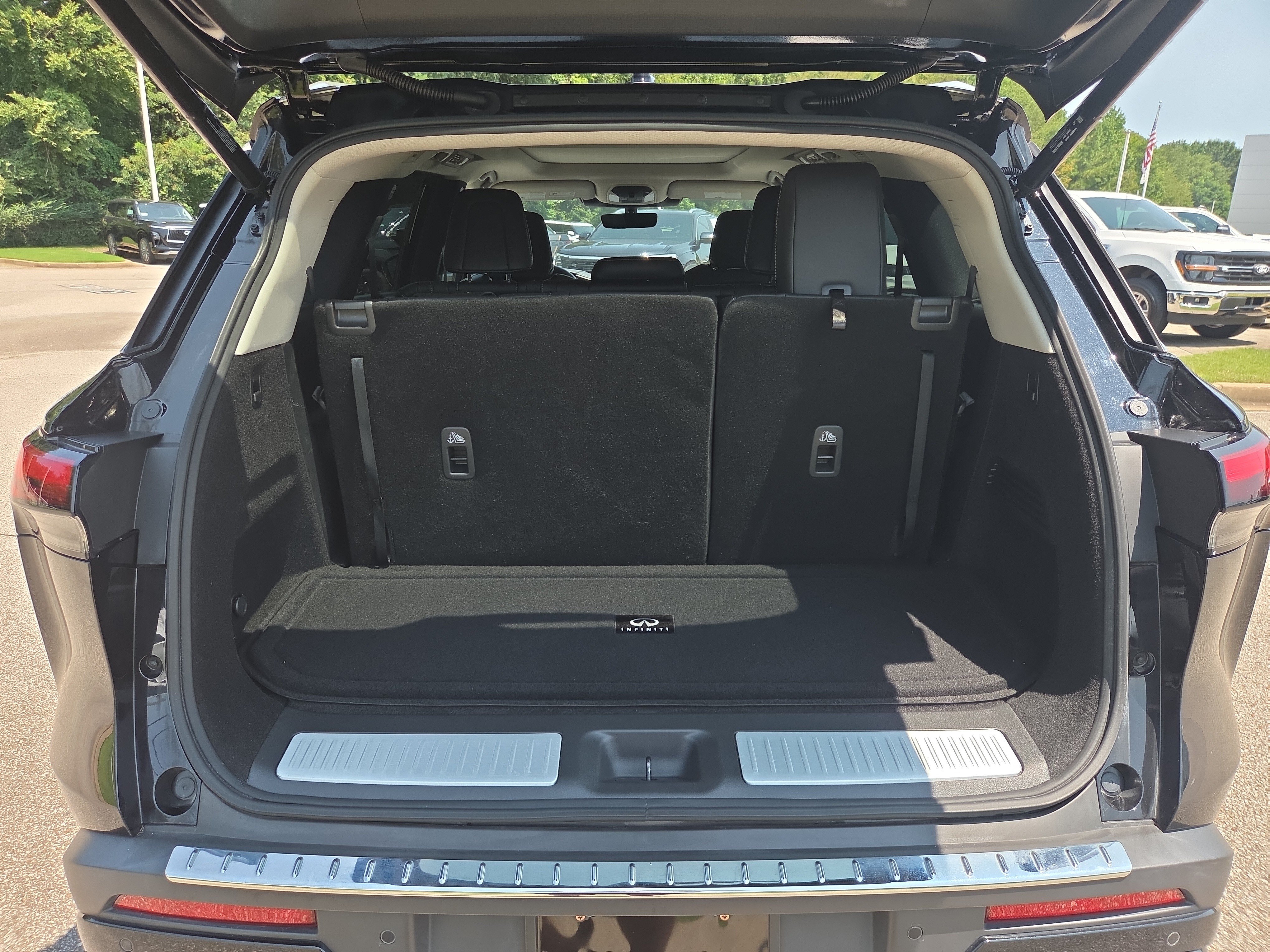 Used 2023 INFINITI QX60 Luxe w/ Performance Audio Package AWD/4WD image 10