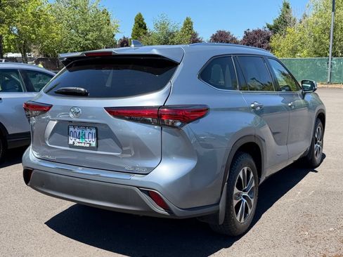 Used 2021 Toyota Highlander XLE AWD/4WD image 7