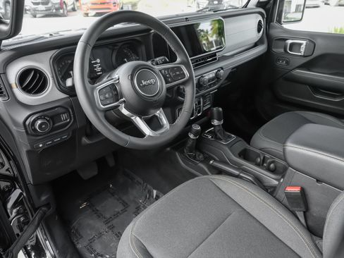 Used 2025 Jeep Wrangler Unlimited Sahara w/ Safety Group AWD/4WD image 6