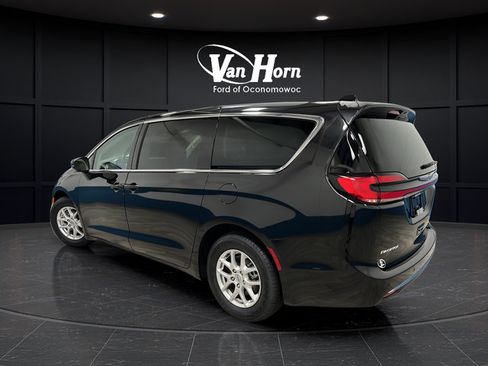 Used 2023 Chrysler Pacifica Touring-L FWD image 5