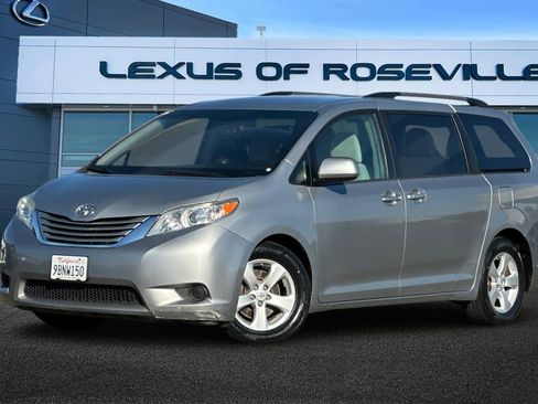 Used 2015 Toyota Sienna LE image 1