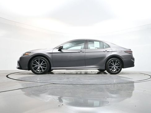 Used 2024 Toyota Camry SE image 32