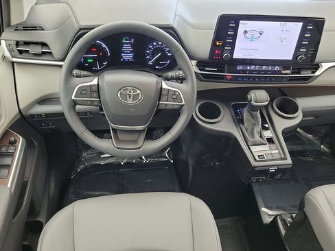 Used 2022 Toyota Sienna XLE image 20
