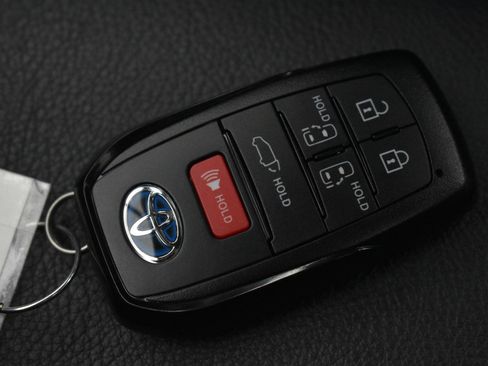 Used 2025 Toyota Sienna XSE image 30