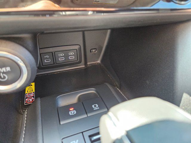 Used 2023 Toyota Venza LE AWD/4WD image 30