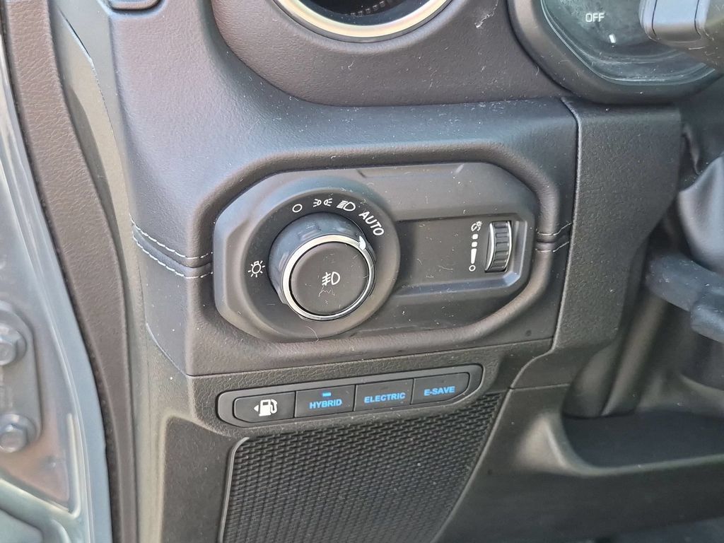 Certified 2025 Jeep Wrangler Unlimited Sahara w/ Technology Group AWD/4WD image 14