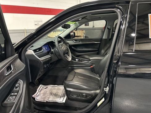 Used 2024 Jeep Grand Cherokee Limited w/ Black Appearance Package image 11