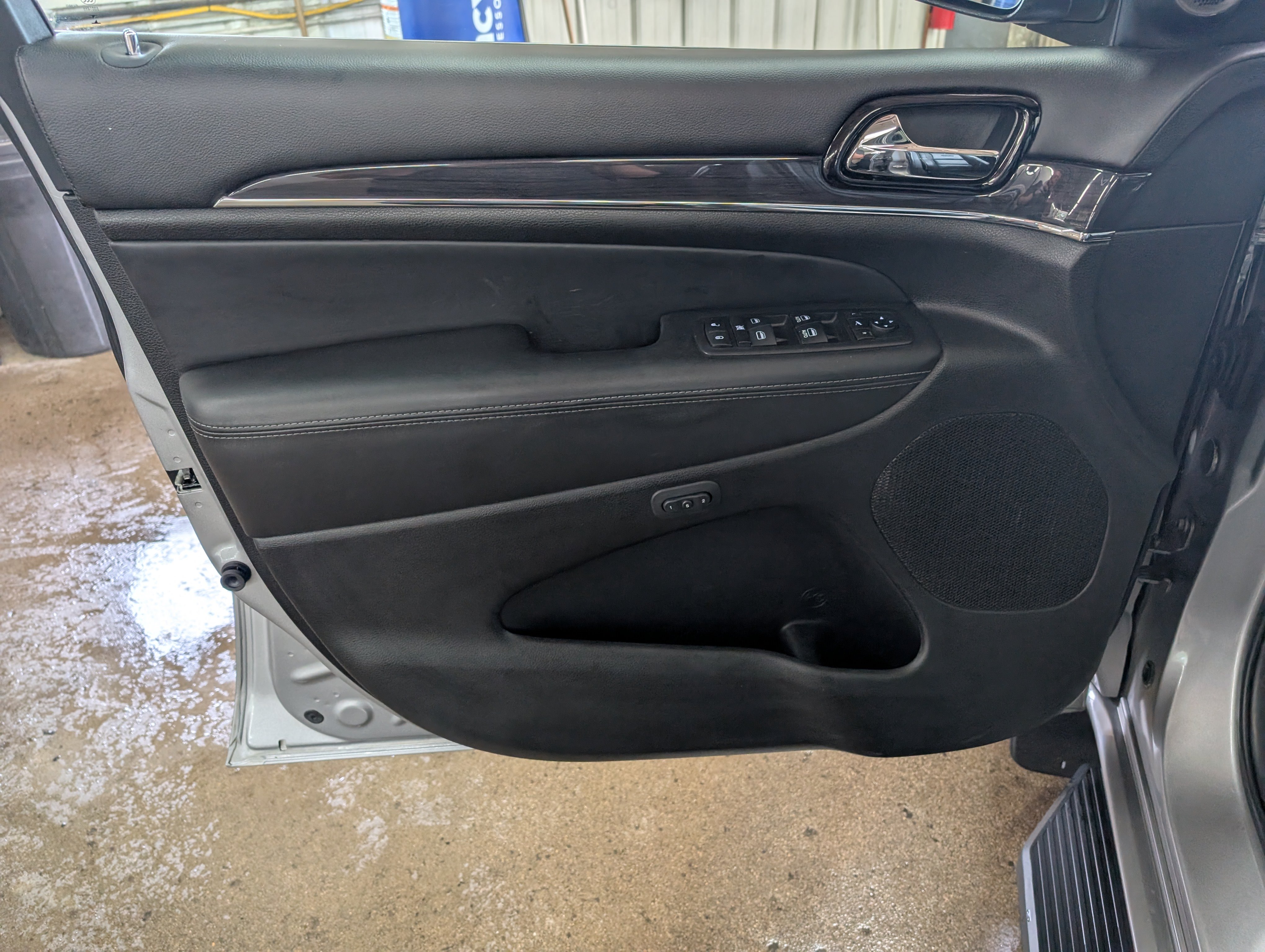 Used 2019 Jeep Grand Cherokee Overland AWD/4WD image 13