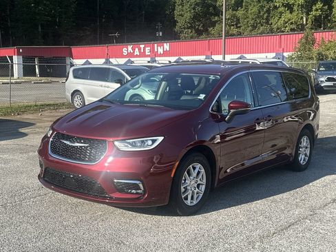 Used 2023 Chrysler Pacifica Touring-L FWD image 7
