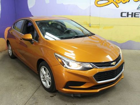 Used 2017 Chevrolet Cruze LT w/ LT Convenience Package FWD image 4