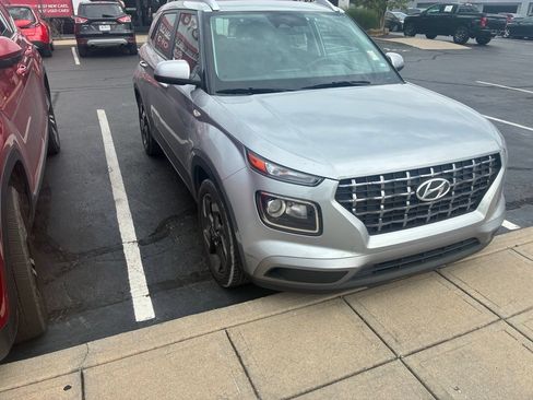 Used 2025 Hyundai Venue SEL FWD image 6