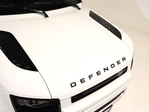 Used 2025 Land Rover Defender 110 S image 31