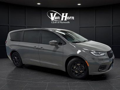 Used 2022 Chrysler Pacifica Limited w/ Uconnect Theater Family Group