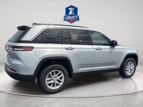 New 2025 Jeep Grand Cherokee Laredo X w/ Luxury Tech Group I AWD/4WD image 12
