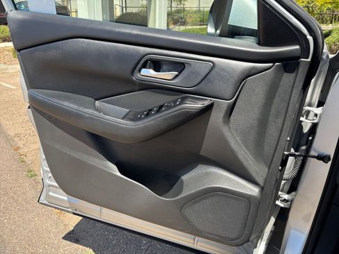 Used 2025 Nissan Rogue SV FWD image 18