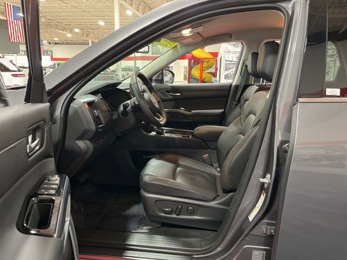 Used 2025 Nissan Pathfinder SL image 10