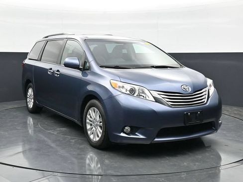 Used 2017 Toyota Sienna XLE FWD image 4