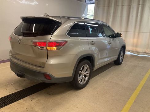 Used 2015 Toyota Highlander XLE image 2