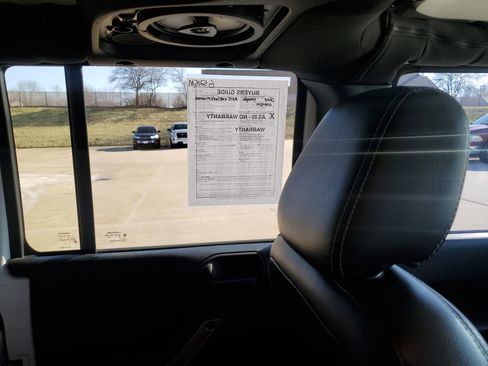 Used 2015 Jeep Wrangler Unlimited Sahara w/ Connectivity Group AWD/4WD image 16