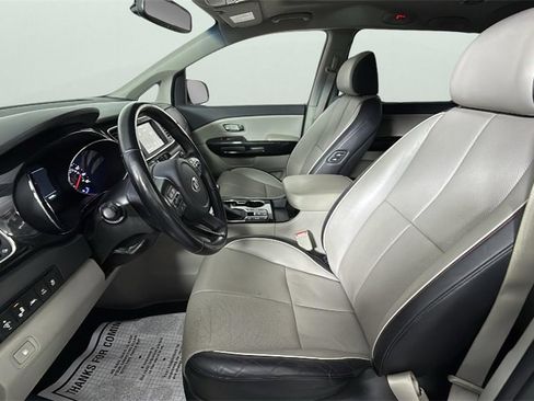 Used 2019 Kia Sedona SX image 17