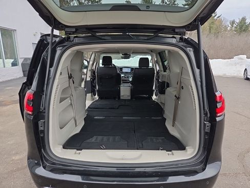 Used 2023 Chrysler Pacifica Touring-L FWD image 31