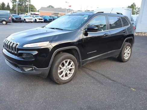 Used 2017 Jeep Cherokee Latitude w/ Comfort/Convenience Group AWD/4WD image 2