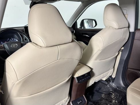 Used 2020 Toyota Highlander XLE AWD/4WD image 29